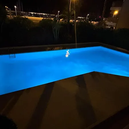 - Piscine Et Vue Sur Le Port