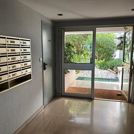 - Piscine Et Vue Sur Le Port Menton