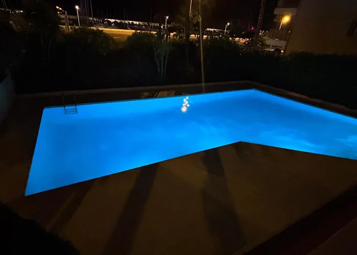 - Piscine Et Vue Sur Le Port