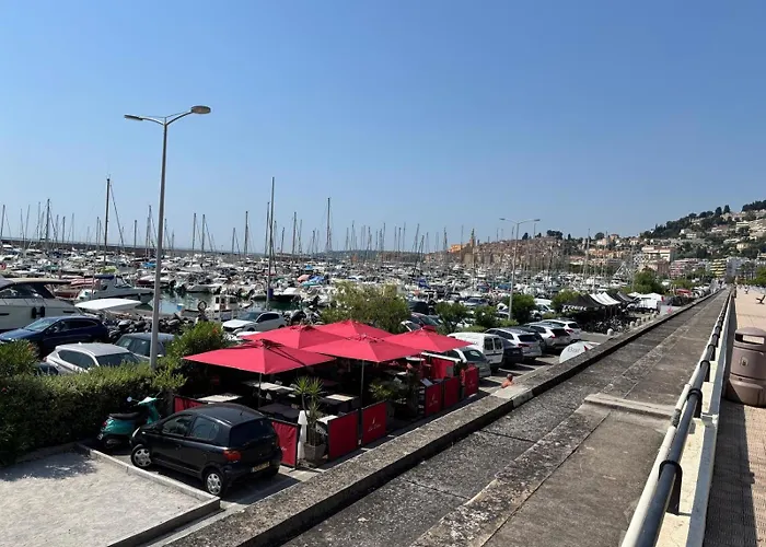 - Piscine Et Vue Sur Le Port
